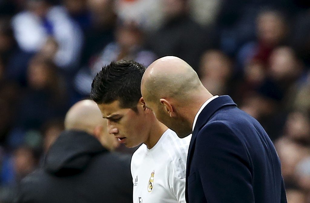 Zinedine Zidane talks to James Rodriguez