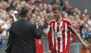 Louis van Gaal congratulates Thomas Mueller (R).