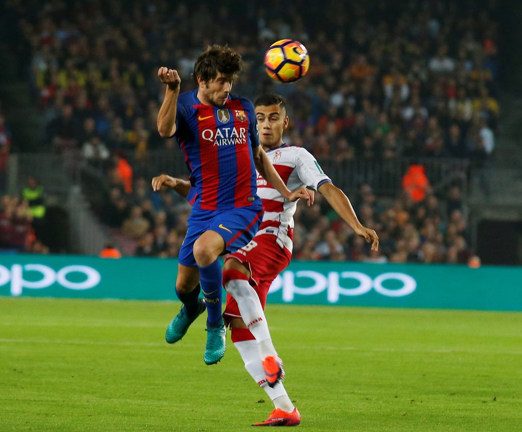 Barcelona's Sergi Roberto and Granada's Andreas Pereira in action .