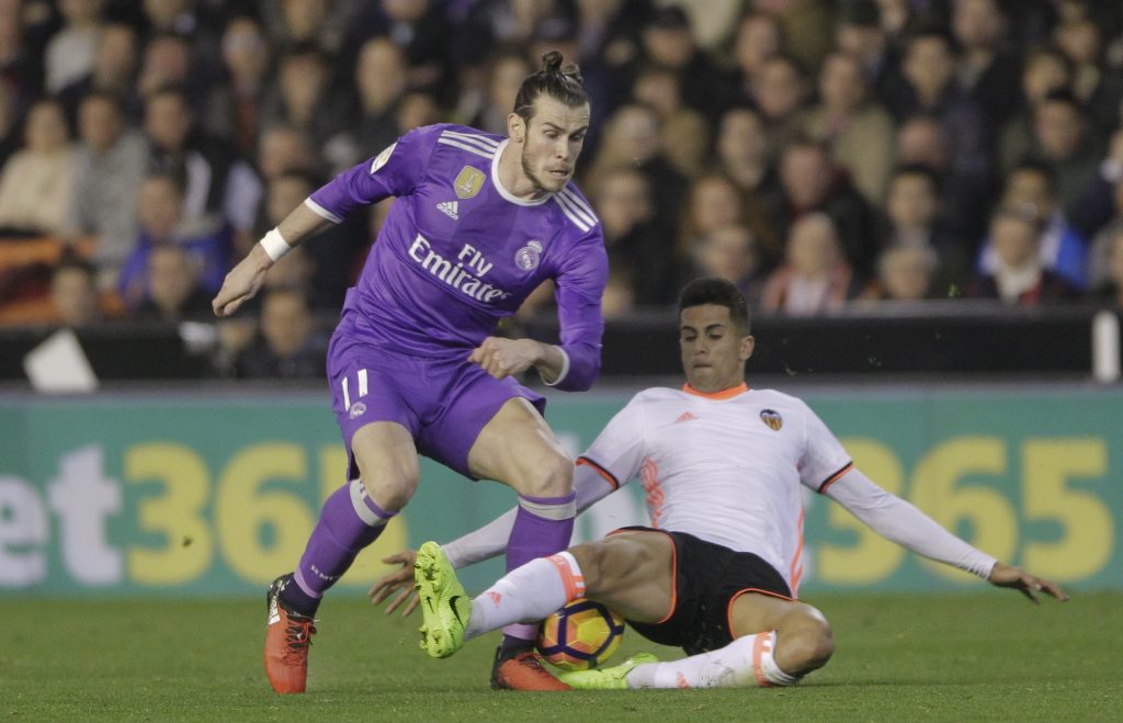 Real Madrid's Gareth Bale (L) and Valencia's Joao Cancelo in action.