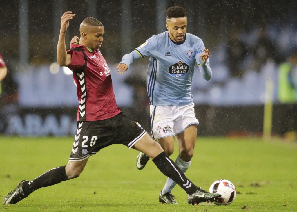Celta Vigo's Theo Bongonda (R) and Alaves' Deyverson in action.