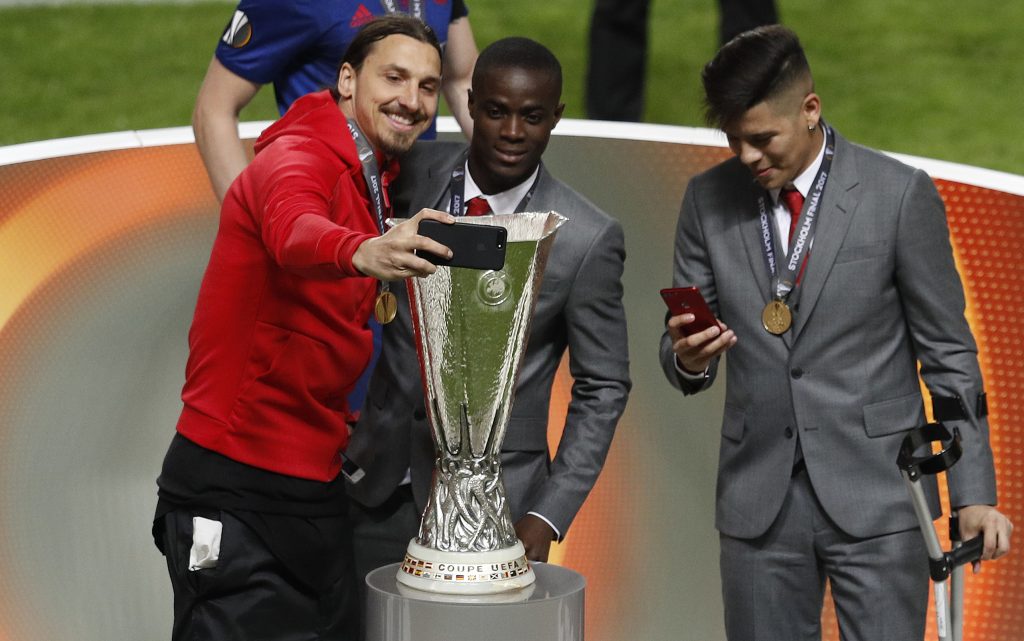 Manchester United's Zlatan Ibrahimovic takes a selfie with Eric Bailly and the tophy.