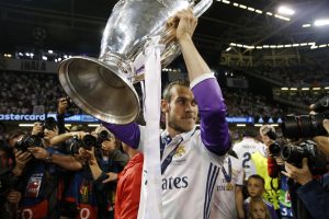 Real Madrid's Gareth Bale celebrate with the trophy after winning the UEFA Champions League Final.
