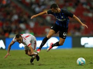 Bayern Munich's Rafinha challenges Inter Milan's Ivan Perisic.