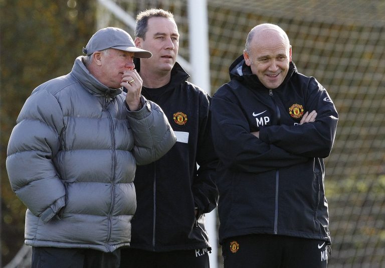Sir Alex Ferguson (L) talks with coaches Mike Phelan (R) and Rene Meulensteen during a training session.