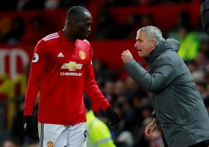 Jose Mourinho speaks with Romelu Lukaku.