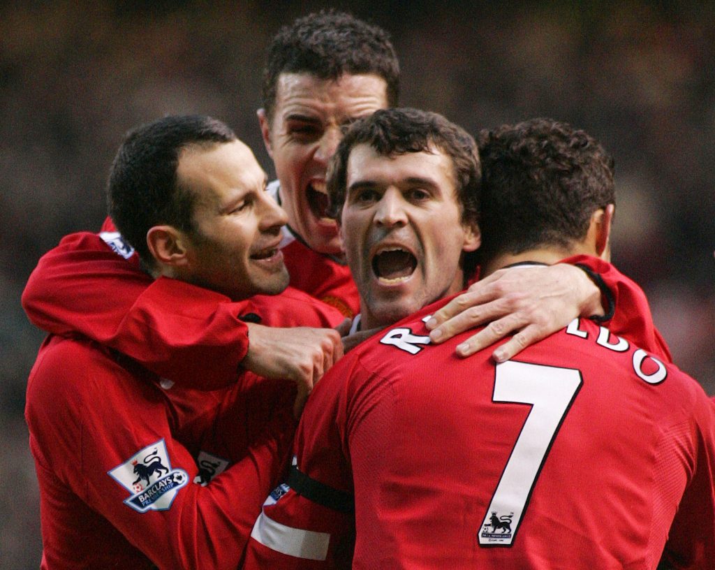 Roy Keane celebrates scoring with Ryan Giggs (L), John O'Shea (2nd L) and Cristiano Ronaldo (R) in their Premier League soccer match.
