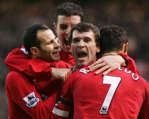 Roy Keane celebrates scoring with Ryan Giggs (L), John O'Shea (2nd L) and Cristiano Ronaldo (R) in their Premier League soccer match.