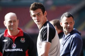 Wales' Gareth Bale and Ryan Giggs (R) during training.