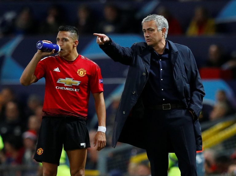 Jose Mourinho gestures while Alexis Sanchez looks on.