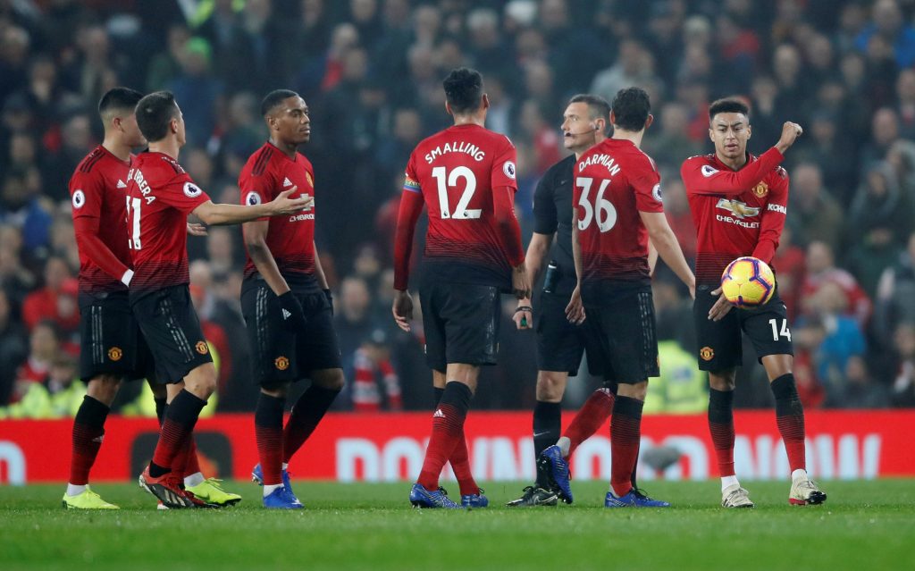 Anthony Martial, Jesse Lingard and team mates look dejected.