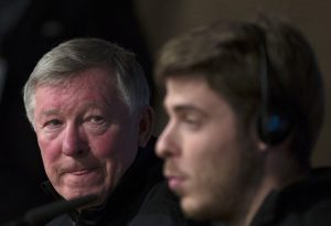 Sir Alex Ferguson (L) and goalkeeper David De Gea attend a news conference.