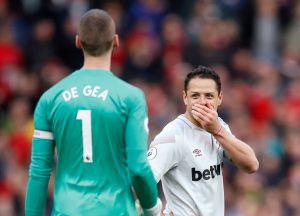 Javier Hernandez speaks with David de Gea before Paul Pogba scored their first goal.